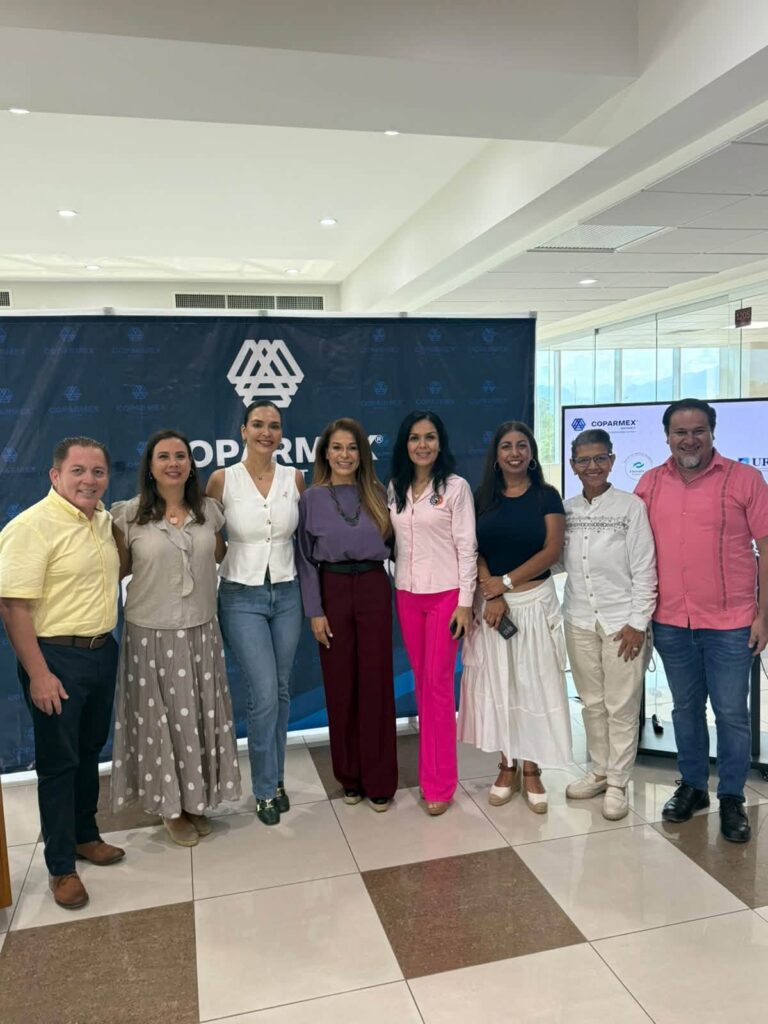 Directora Mirza Navarro con participantes de la feria "Talento & Empresa"