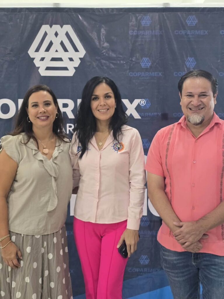 Directora Mirza Navarro con participantes de la feria "Talento & Empresa"