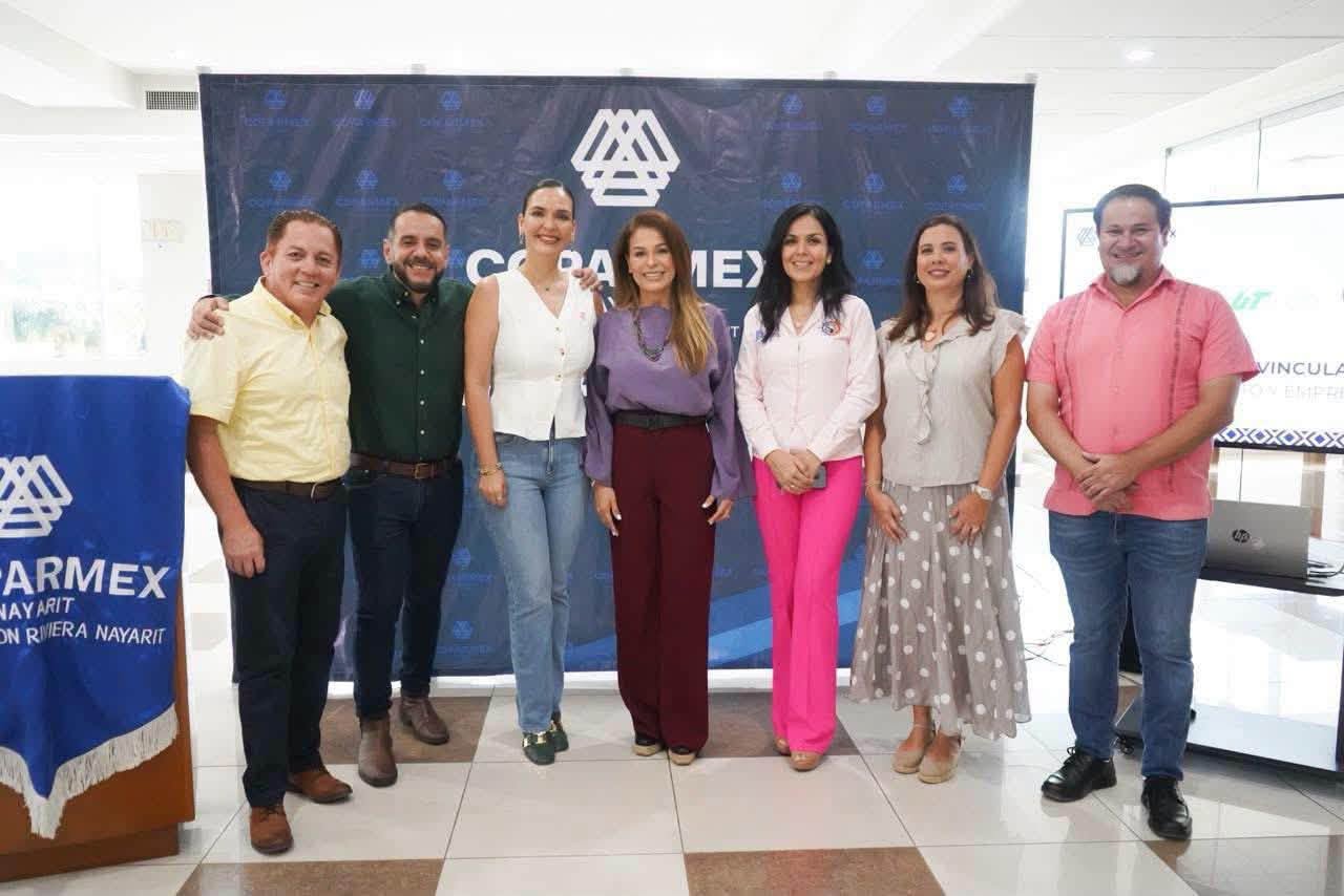 Directora, Mirza Navarro con autoridades del municipio y la presidenta de la COPARMEX en Bahía de Banderas