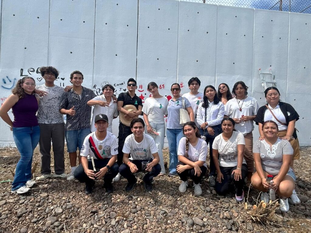 estudiantes participantes en la pinta del mural