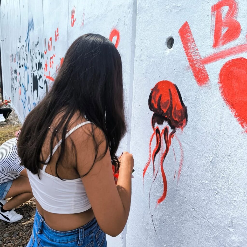 Estudiante pinta medusa