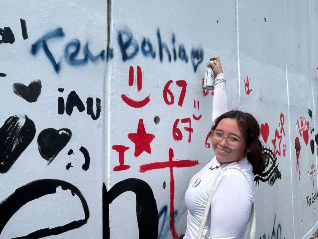 estudiante partícipe de la pinta del mural